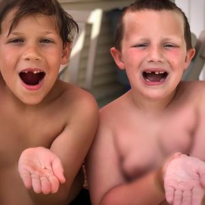 Cousins lose same tooth minutes apart!! Cousins lose same tooth minutes apart!!