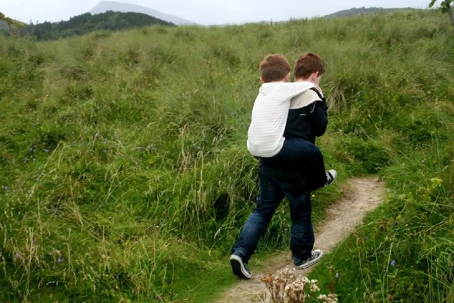 He aint heavy..Hes my bro He aint heavy..Hes my bro