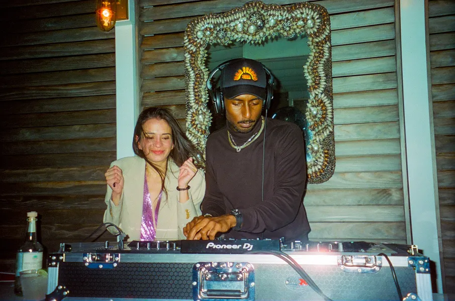 Eddy from Paperwater with a friend, doing his thing 🎶🎧 Eddy from Paperwater with a friend, doing his thing 🎶🎧