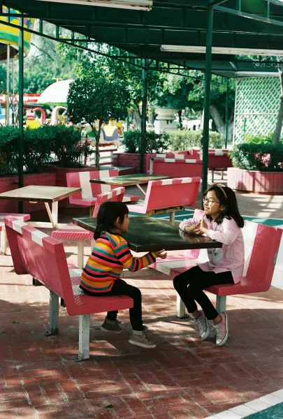 Sus sonrisas iluminan mis días.